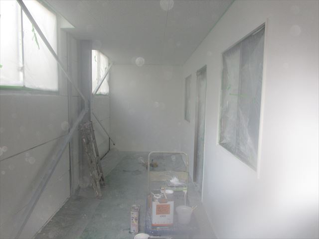 休憩室内下塗り完了
