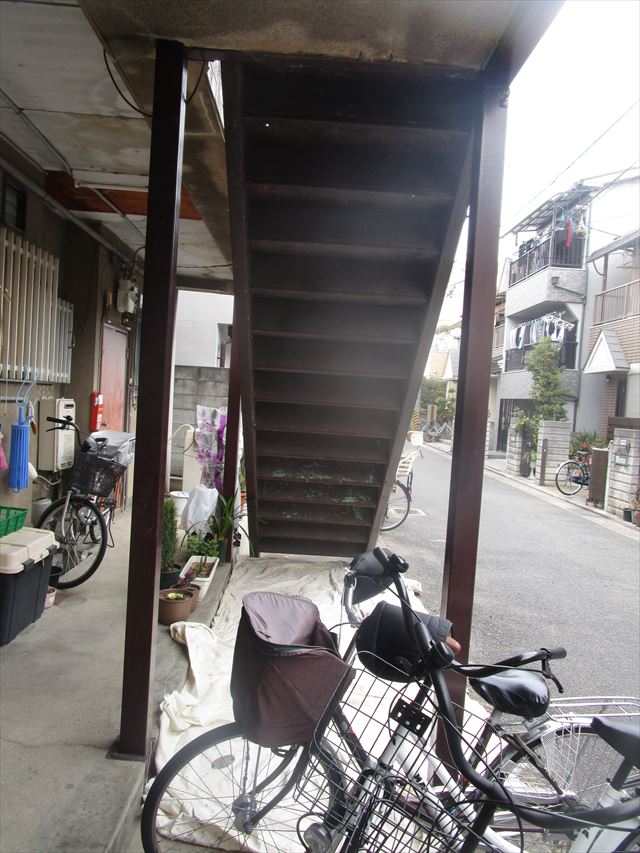 階段裏現状