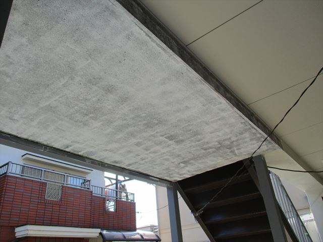 八尾市のアパートの玄関廻りと、軒天（モルタル）のフッソ塗装