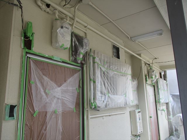 1階玄関壁の中塗り