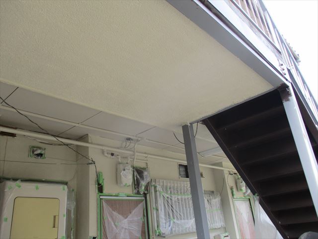 階段踊り場下部の中塗り