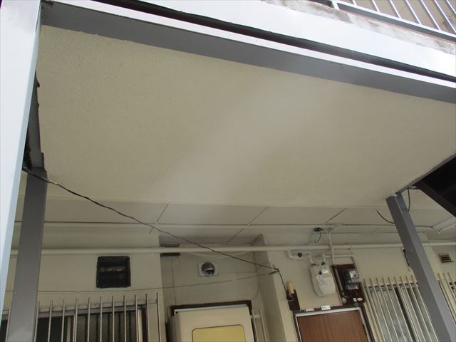 階段踊り場下部の上塗り