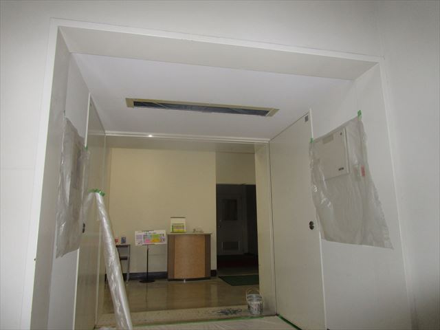 大阪府門真市の会社で照明器具撤去に伴う天井の塗装をしました。