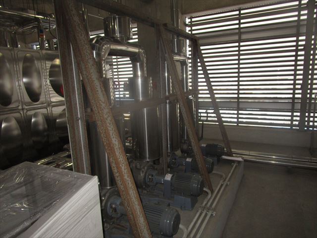 排水施設内の配管、アングル、Ｈ鋼の塗装をおこないました。