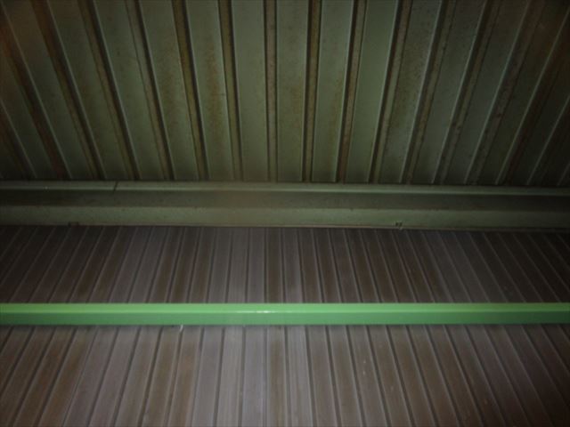 会社倉庫の天井壁