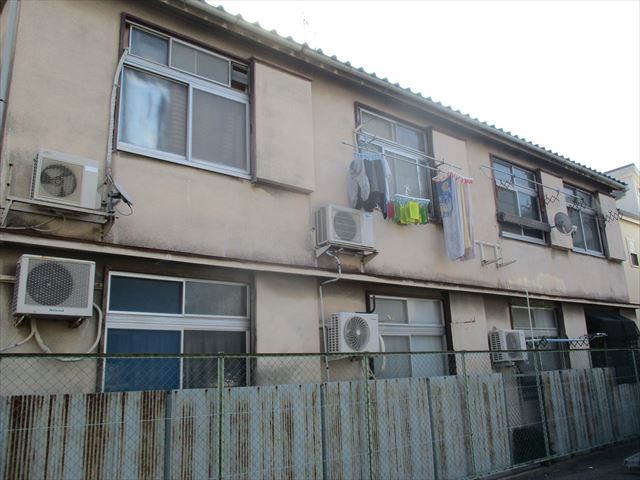 八尾市・２階建てアパートの外壁塗替えに伴う足場を組みました