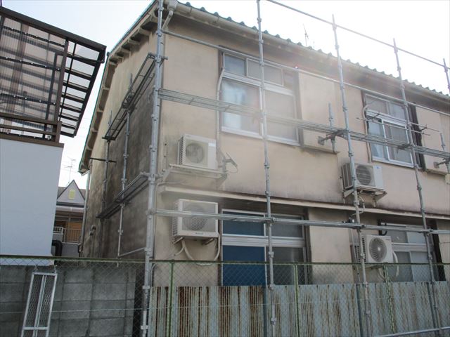 足場組み立て途中