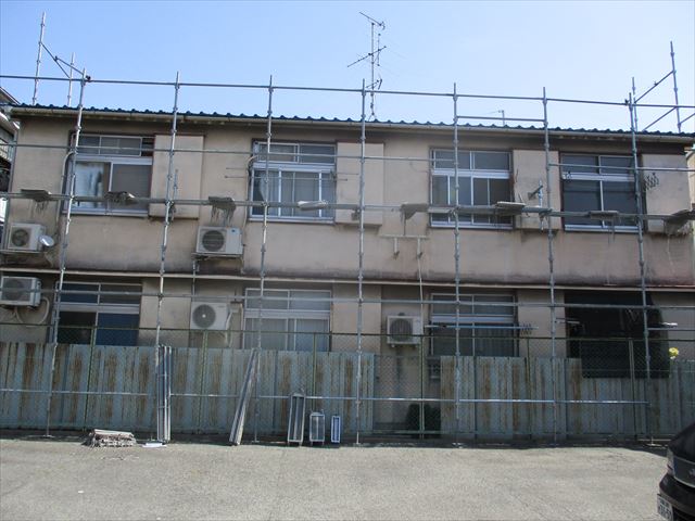 アパート裏面足場