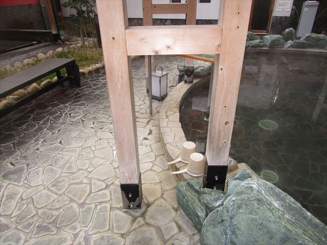 外浴場の柱の根元