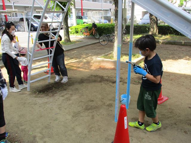 遊具を塗る子供