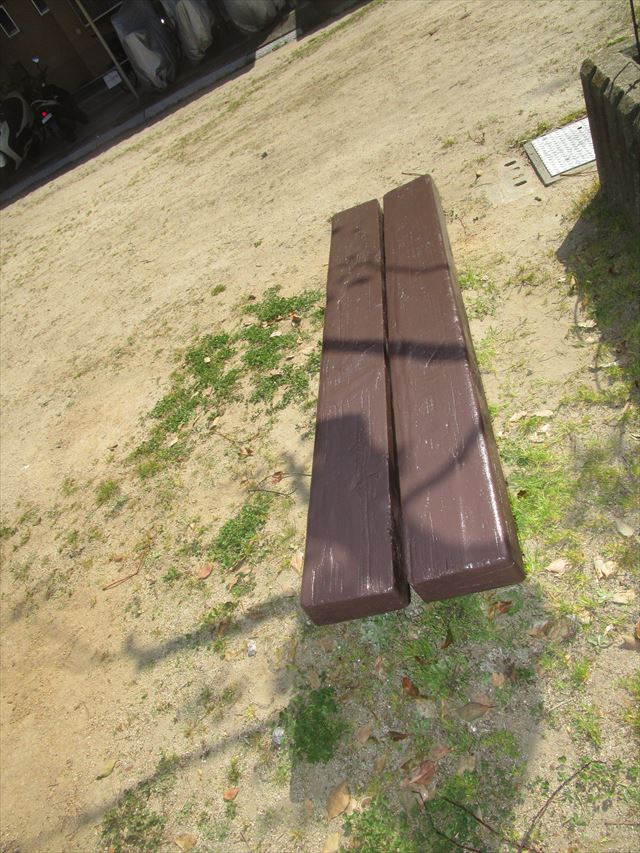 塗装し終えたベンチ