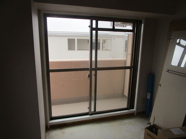 東大阪市で１ルームマンションの木部塗装をおこないました。