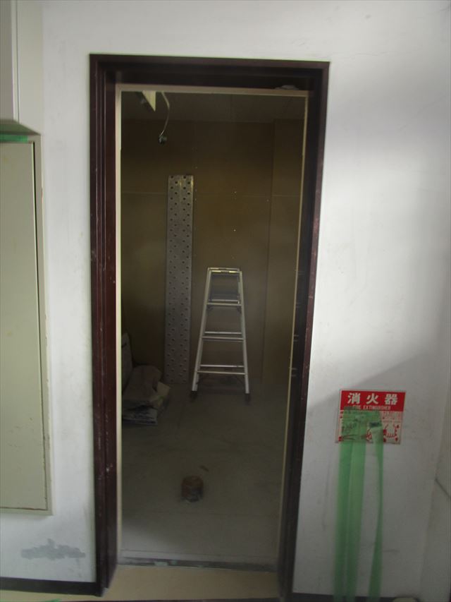川西市で男子トイレの入口スチール枠の塗装工事をしました。