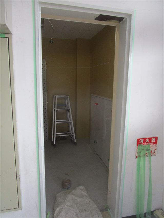 トイレ枠１回目塗装