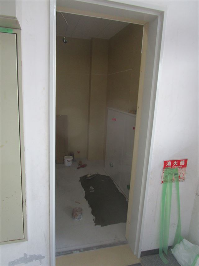 トイレ枠２回目塗装