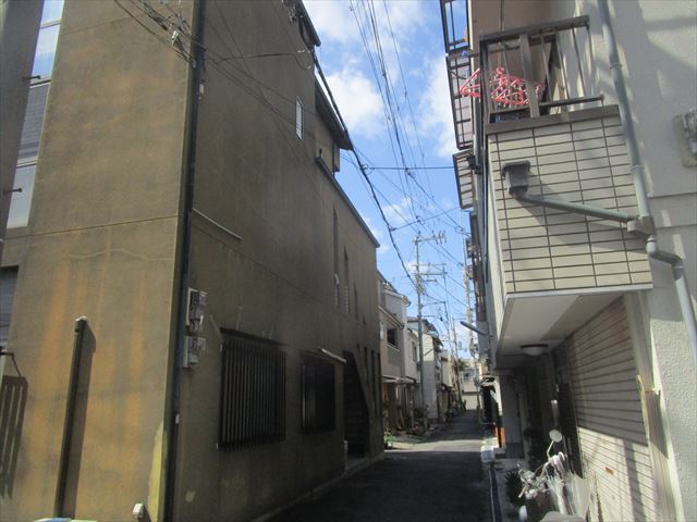 くすんだ色の外壁
