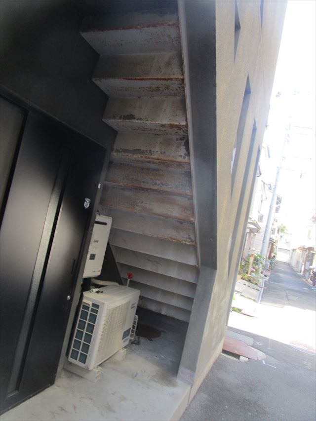 錆がでた階段裏