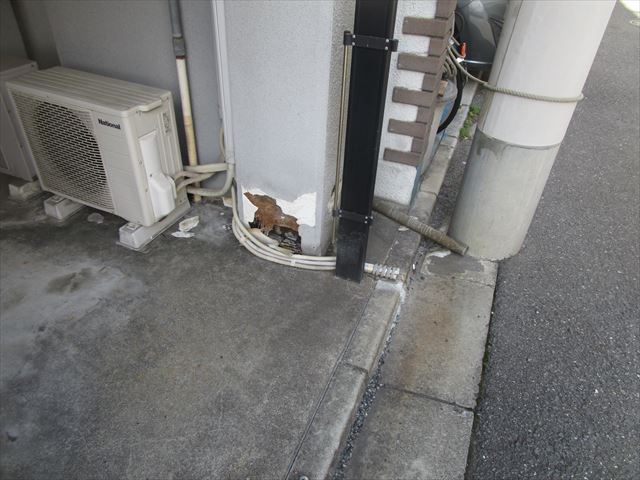 穴があいた木柱