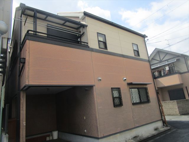 東大阪市で３階建ての塗装、シール打替えの見積りに伺いました。
