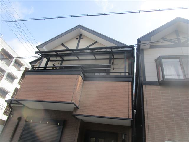 くっつきあう2個の家