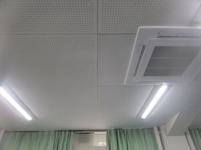 枚方市で空調機工事に伴う天井の塗装工事をおこないました。