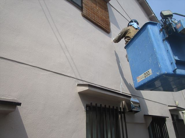 高所作業車での塗装