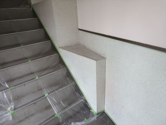大阪市淀川区で事務所玄関の腰壁の塗装工事をおこないました。
