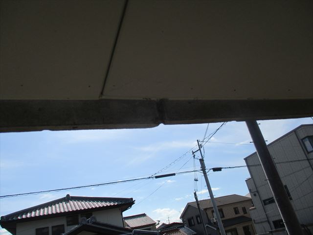 堺市で玄関の屋根下から水が落ちてるので調べて欲しい。