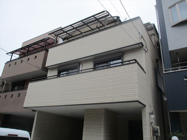 大阪市住之江区で築12年の戸建て外壁の調査に伺いました。