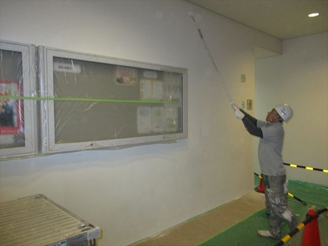 塗装中の職人