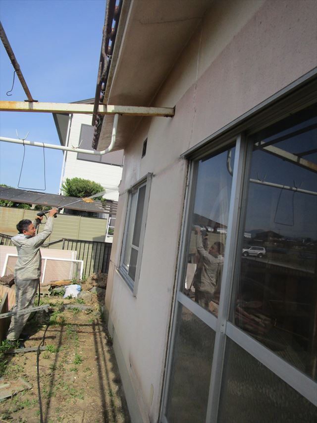 奈良市で平屋の外壁を洗浄して、下地処理をおこないました。