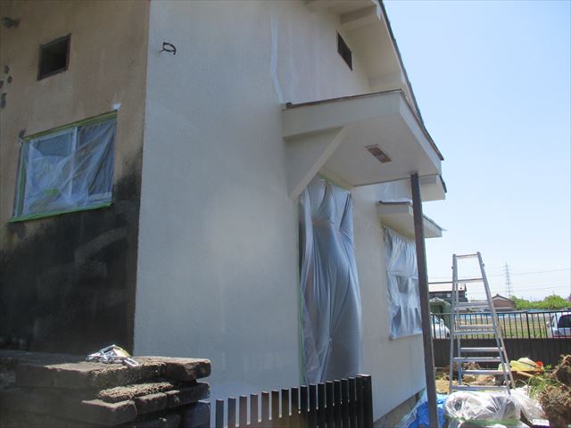 中塗りした外壁