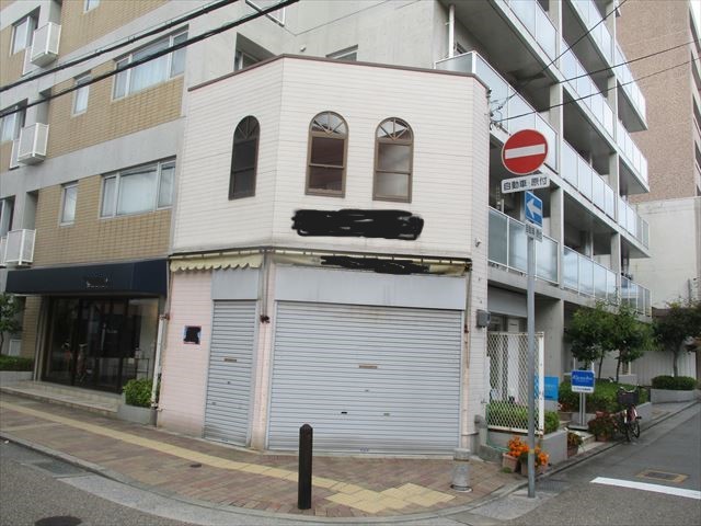 芦屋市で空家店舗の外壁（2面）を水性シリコン塗料で塗装工事しました。