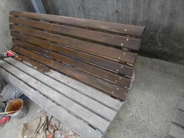塗装中のベンチ