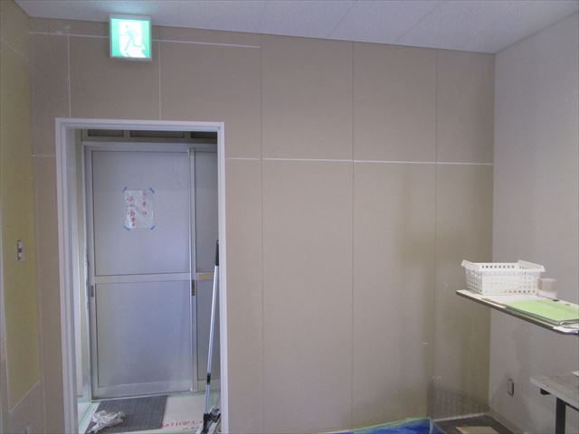 守口市で施設内の間仕切壁新設工事のために壁塗装を行いました。