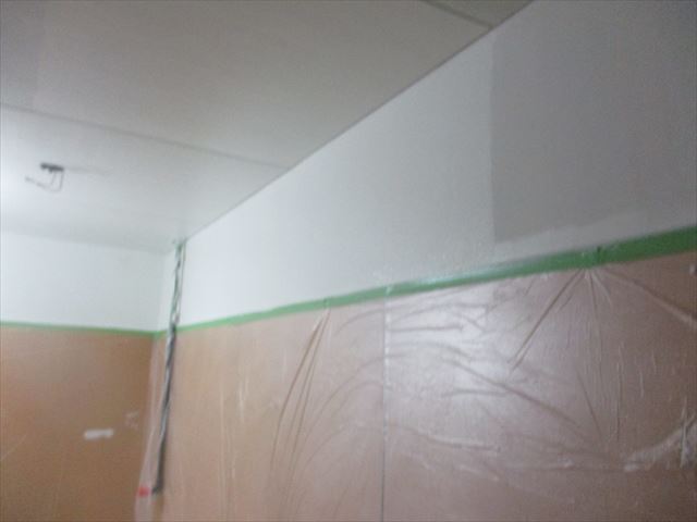 壁の塗装作業中