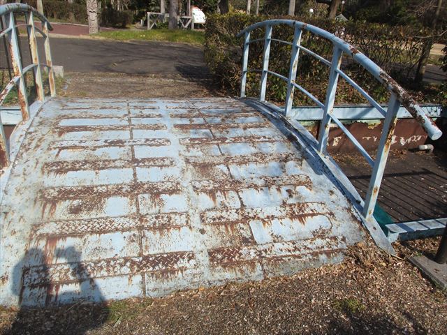 大阪市鶴見区の施設で錆が出ている小さな橋の床と手摺りを塗装しました。