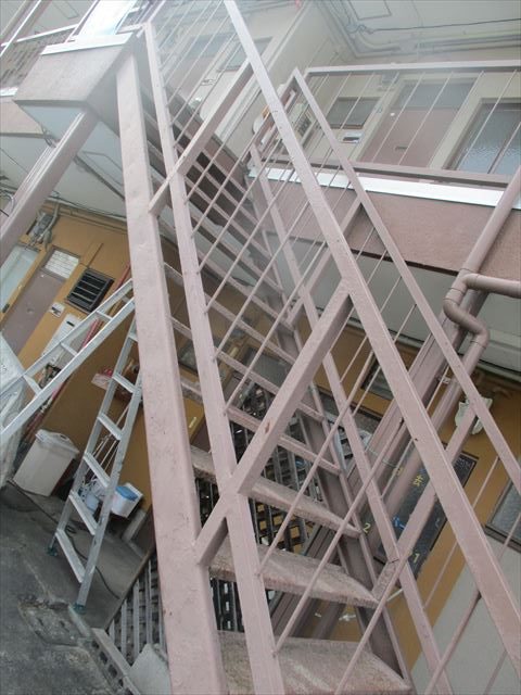 東大阪市でアパートの外部階段が錆びたので塗装を行いました。