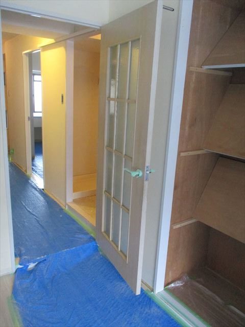 豊中市で空き室マンションの木製建具を水性塗料で塗装作業しました。