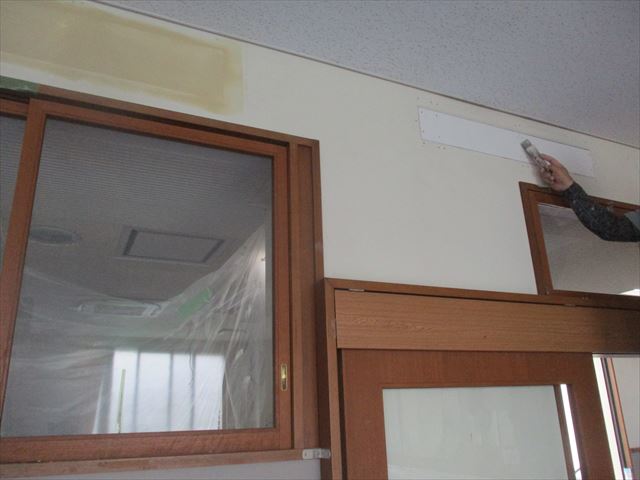 大阪市中央区で施設の空調吹き出し跡をパテ処理で塞ぎ、壁を塗装でフラットにしました。