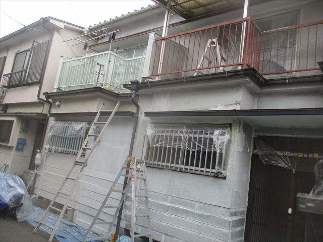 大阪市鶴見区で戸建住宅正面部分の壁塗装工事を行いました。