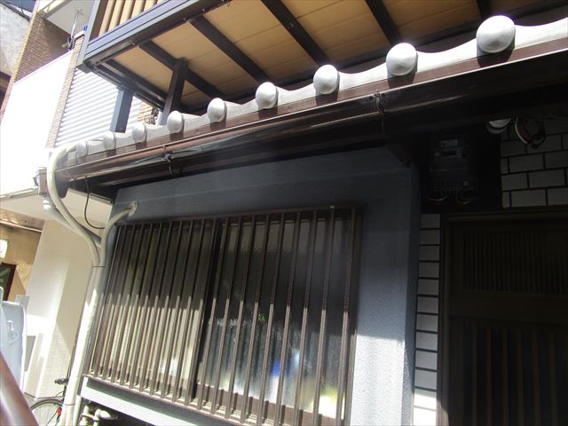 大阪市西成区で戸建て住宅の玄関前軒先の横樋を新しく交換工事する事になりました。