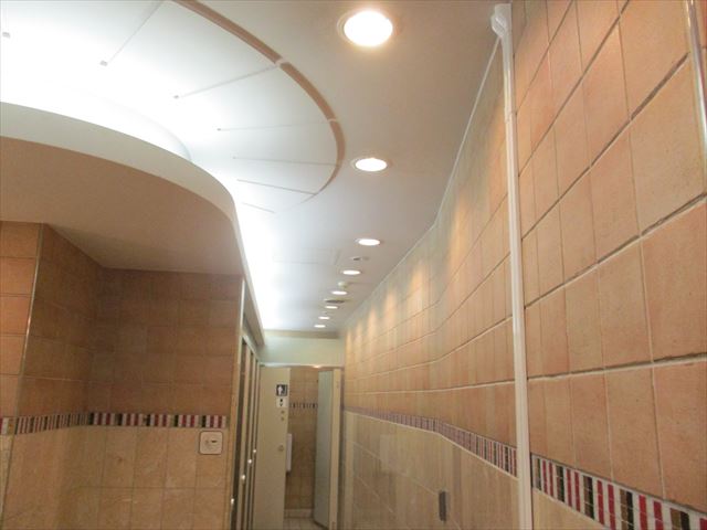大阪市中央区で施設の男女それぞれのトイレ天井を塗装工事しました。