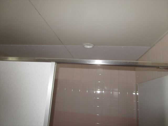 摂津市の施設でトイレの設備工事に伴っての天井塗装工事を行いました。