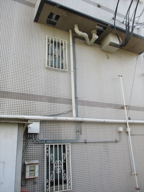 大阪府堺市の施設で漏水修繕後の軒天井張替えと塗装工事です。