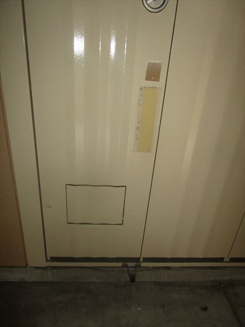 大阪市鶴見区でパイプスペース扉ステッカー跡の部分塗装を行いました。