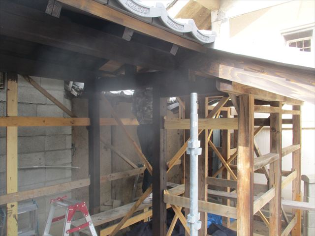 長野県東御市でトイレ（厠）木部の染色塗装工事を行いました。