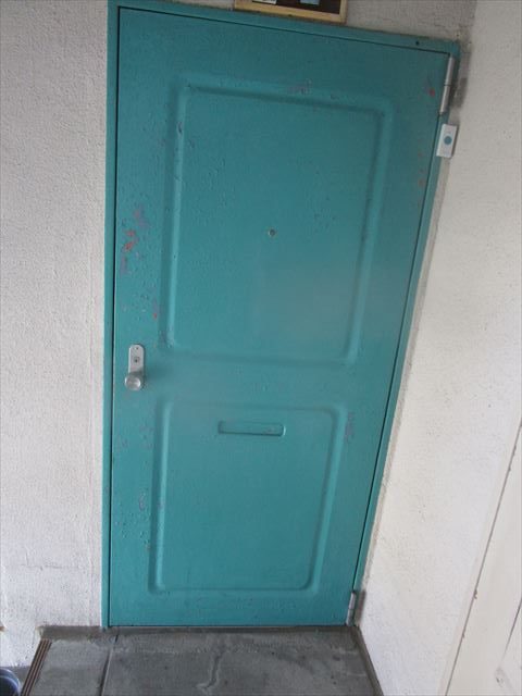 大阪市鶴見区で集合住宅の玄関扉（表面）の塗装工事を行いました。