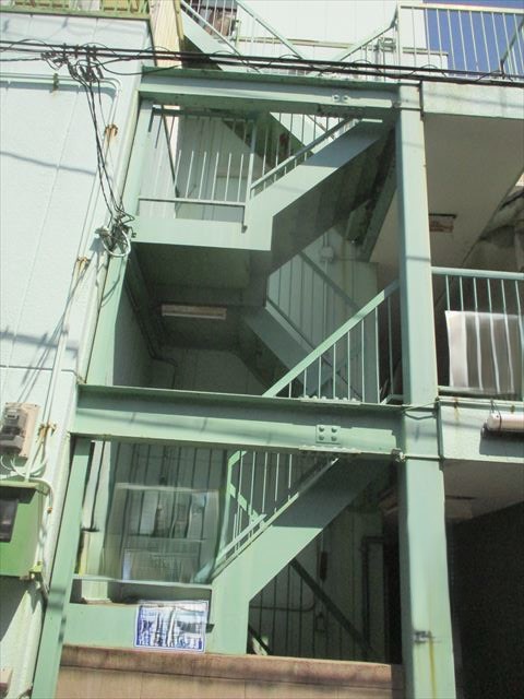 大阪市西成区で3階建てアパートの外部階段塗装工事を行いました。