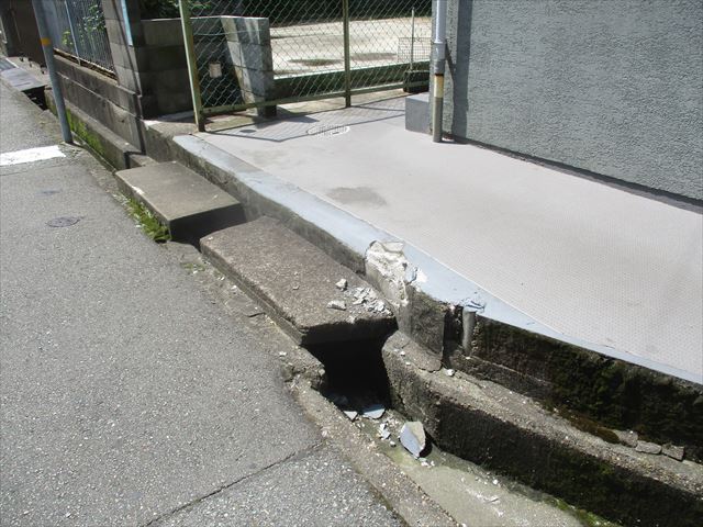 明石市でアパート入口前の段差が破損したので、補修塗装工事を行いました。